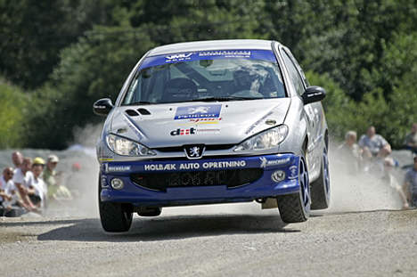 En Peugeot 206 RC i fuldendt balance over bakken i Nyrand Grusgrav.
